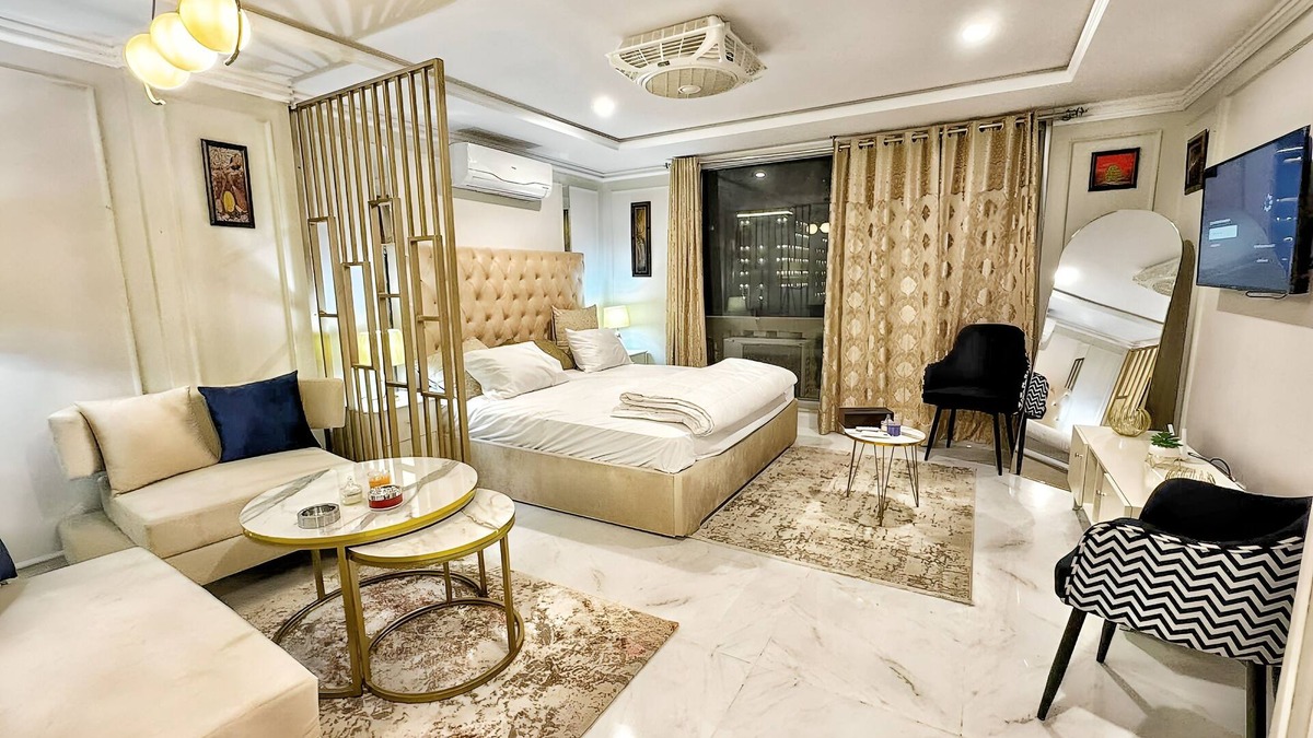 Bahria Town Apartment | Cozy Apartment with King Bed,