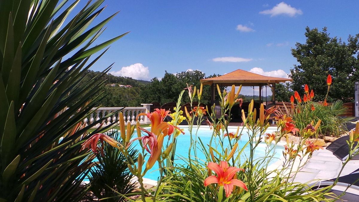 Gareoult Cottage | Cozy apartment with pool access, unobstructed view of the valley, quiet