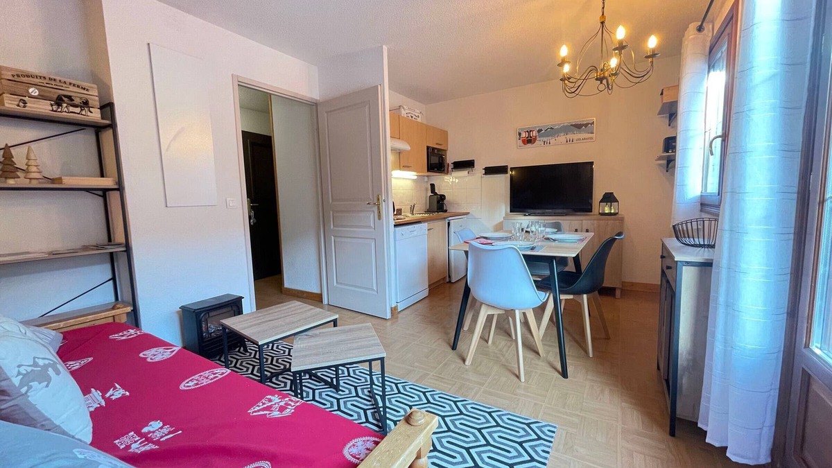 Flumet Apartment | Cozy apartment with pool, pets allowed and parking in Flumet