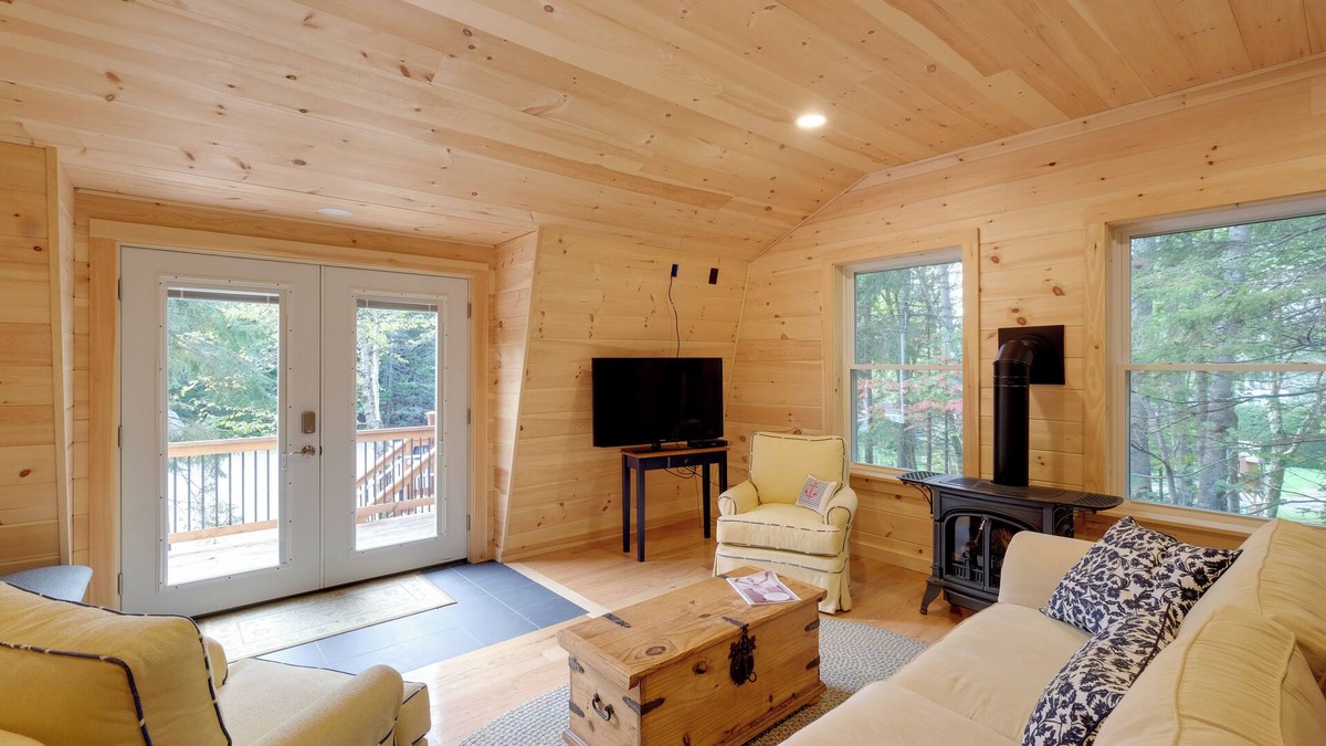 Northeast Harbor Apartment | Cozy Apt w/Deck, ~ 5 Miles to Acadia Nat'l Park!