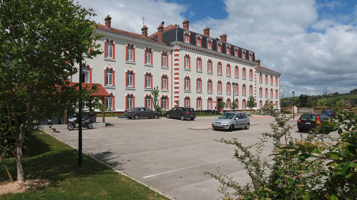 Epernay Condo | Cozy Apt w/Kitchen + Free Wi-Fi! On-Site Parking