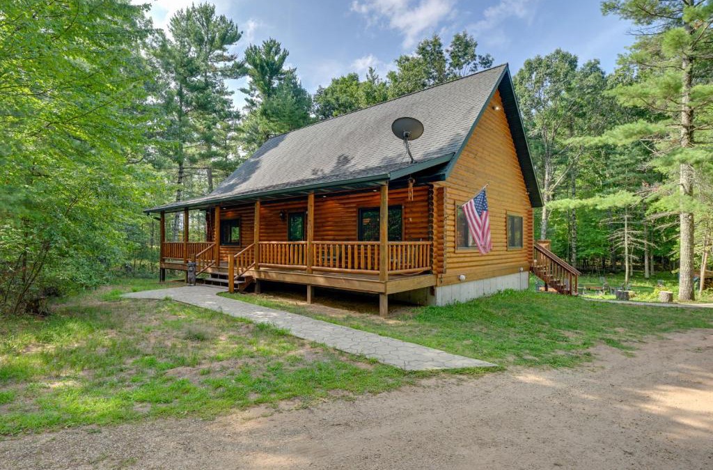 Arkdale House | Cozy Arkdale Wood Cabin Near Petenwell Lake!