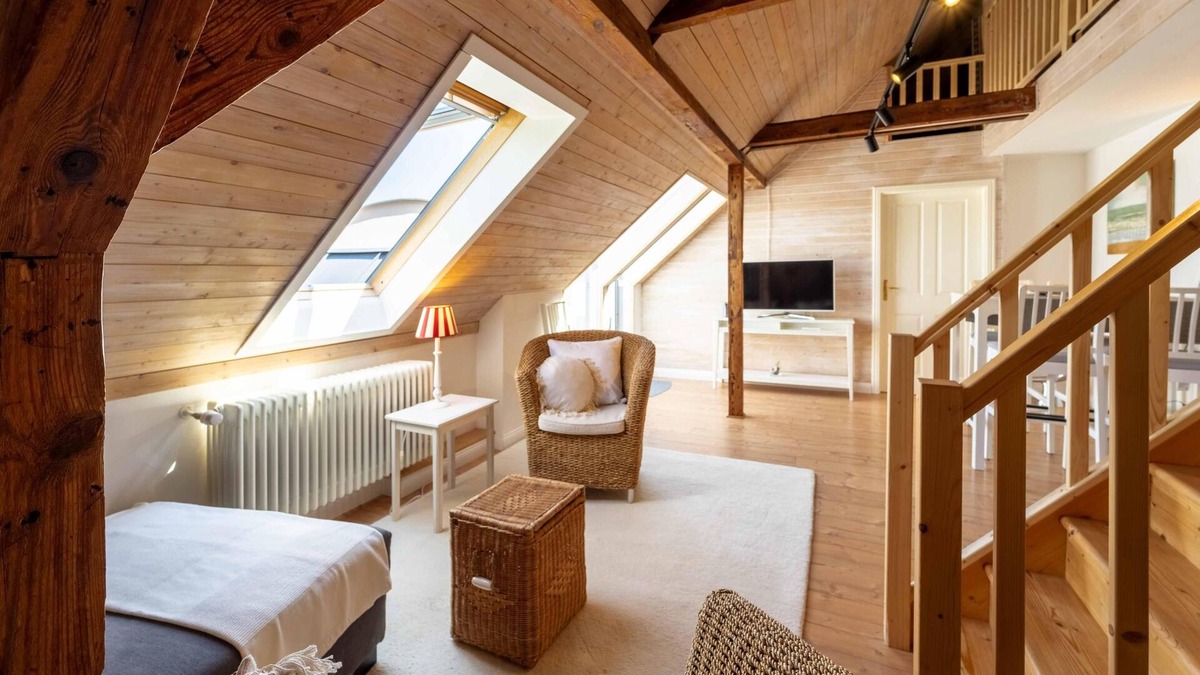 Schwerin Apartment | Cozy attic apartment in listed villa with lake view