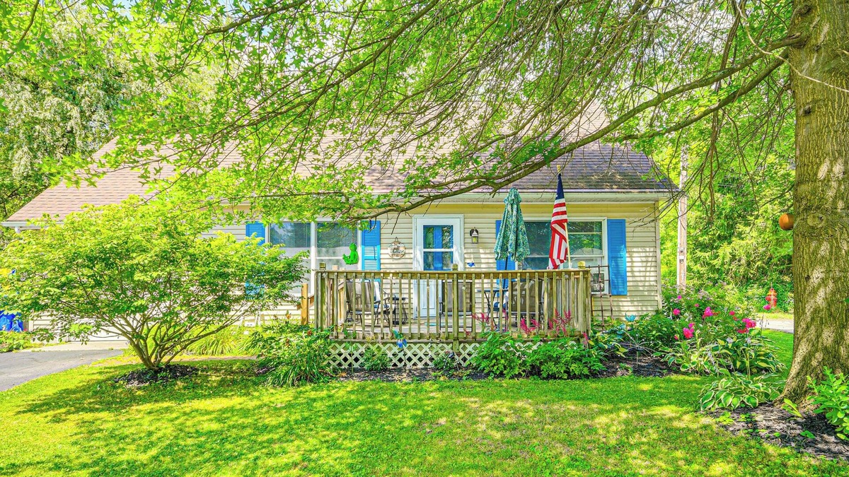 Auburn Cottage | Cozy Auburn Retreat w/Hot Tub - Walk to Lake