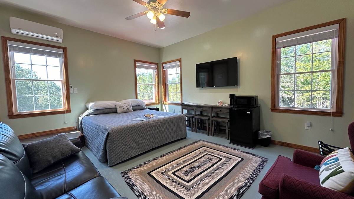 Lee Bed & Breakfast | Cozy B&B in walking distance to onsite tasting room in Lee!