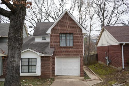 Ellendale House | Cozy Bartlett home with garage, fenced backyard