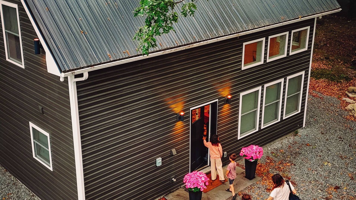White Mills House | Cozy Basecamp Near Lake, Trails & Town!