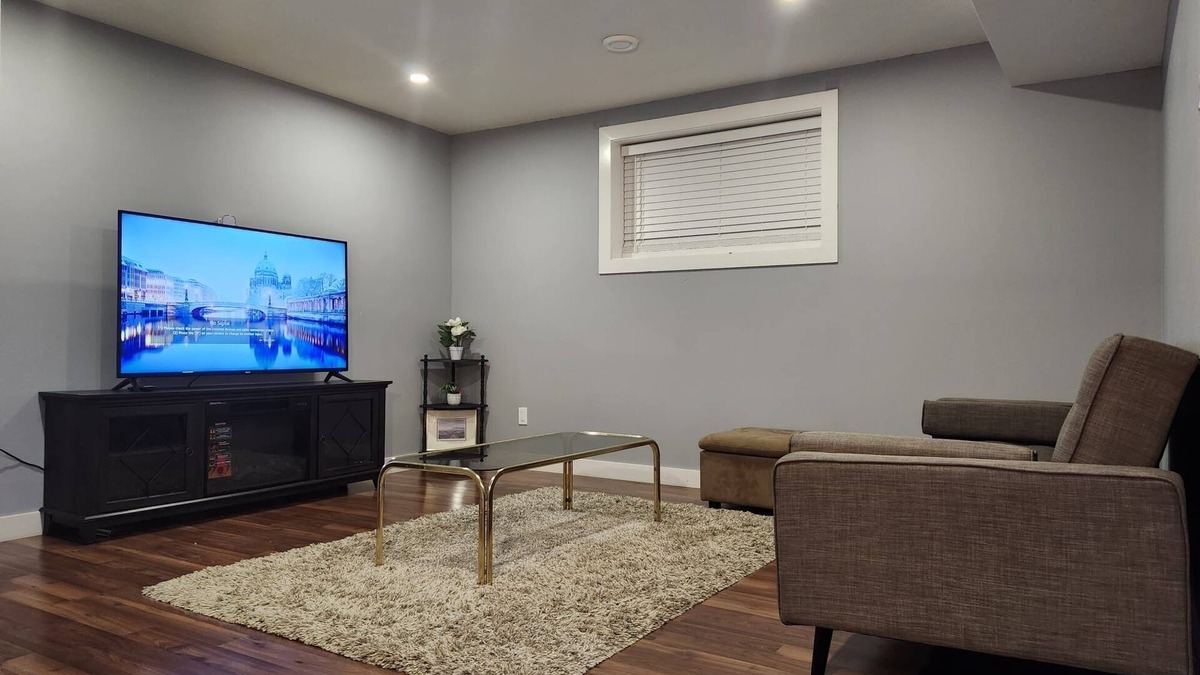 Regina Apartment | Cozy Basement Apartment+Private Entrance+Laundry.