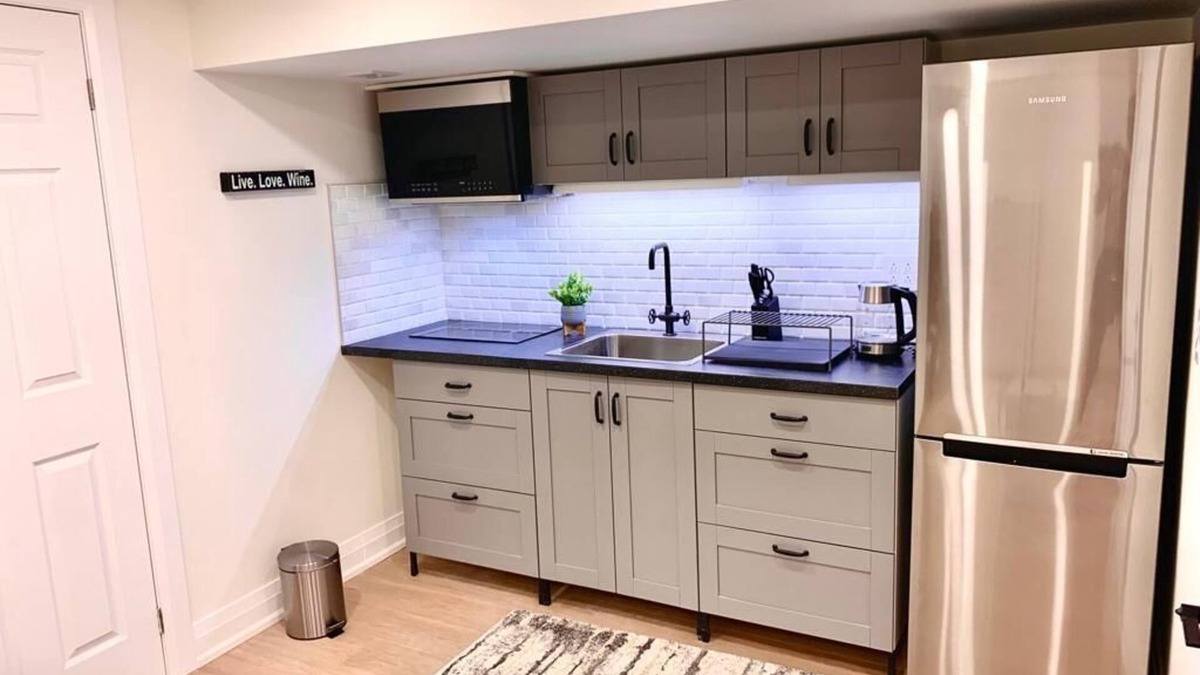 Oakville Apartment | Cozy basement studio apartment