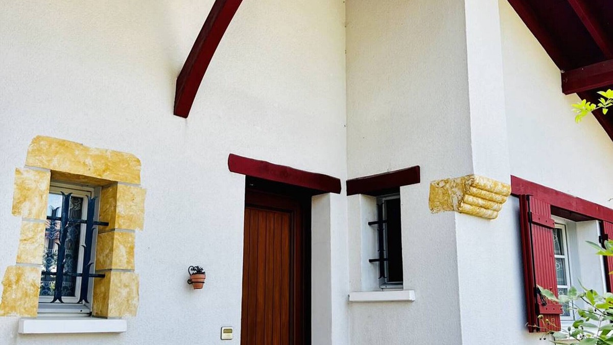 Espelette House | Cozy Basque Home: 4 Rooms, Fireplace, Terrace, 5 Adults + 2 Kids, Pets Welcome, Internet