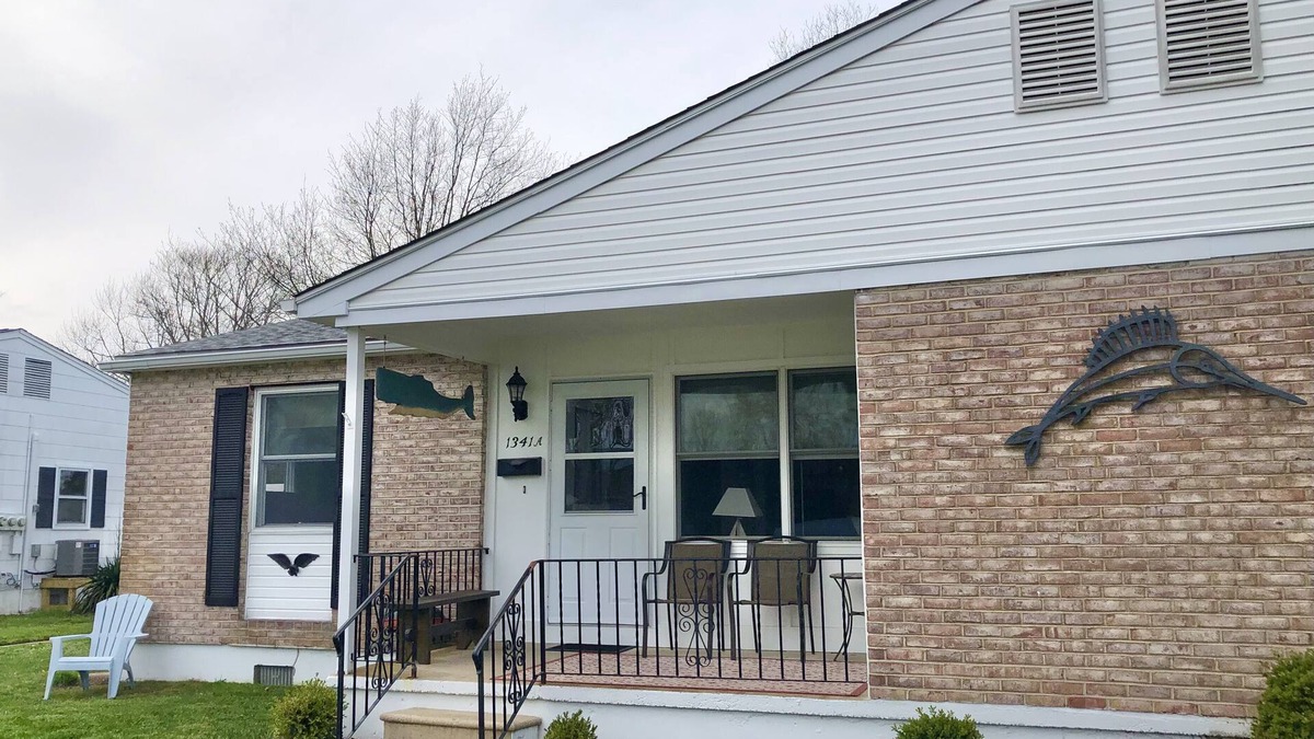 Village Green House | Cozy Beach Cottage in Island’s residential neighborhood!