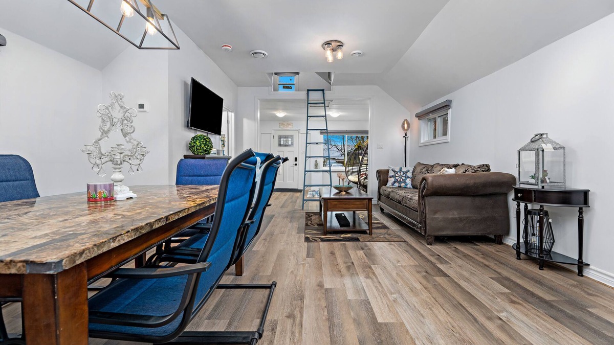 Crystal Beach House | Cozy beach cottage minutes from beach!
