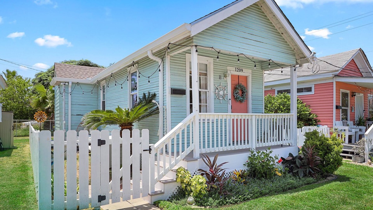 Galveston Cottage | Cozy Beach Cottage- Minutes to the beach & Historic Strand