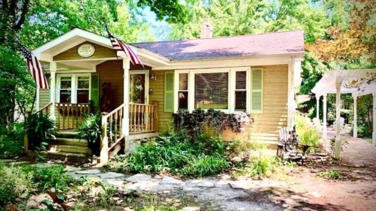Shorewood-Tower Hills-Harbert Cottage | Cozy Beach Cottage, Walk to the Lake!