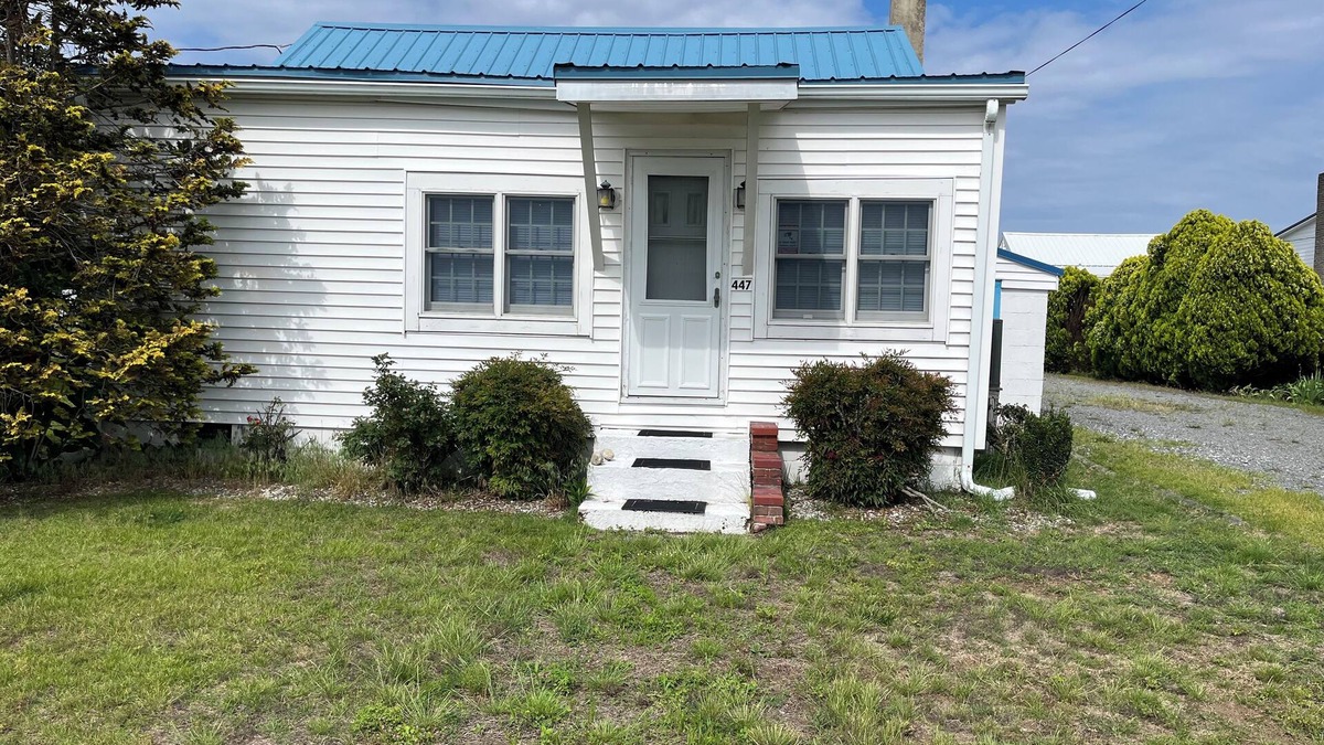 Slaughter Beach Cottage | Cozy Beach Front Cottage Pet Friendly
