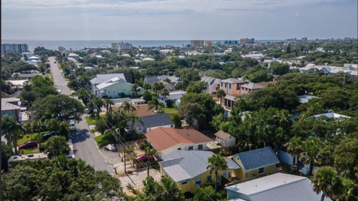 New Smyrna Beach House | Cozy beach house- sleeps six comfortably. 2 blocks from the beach & Flagler Ave.