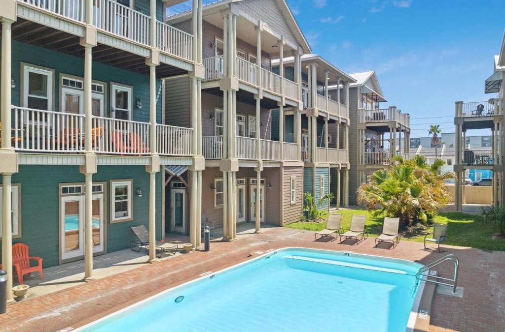 Crescent Beach House | Cozy Beach House (4 min walk) w/Pool + Fast WiFi