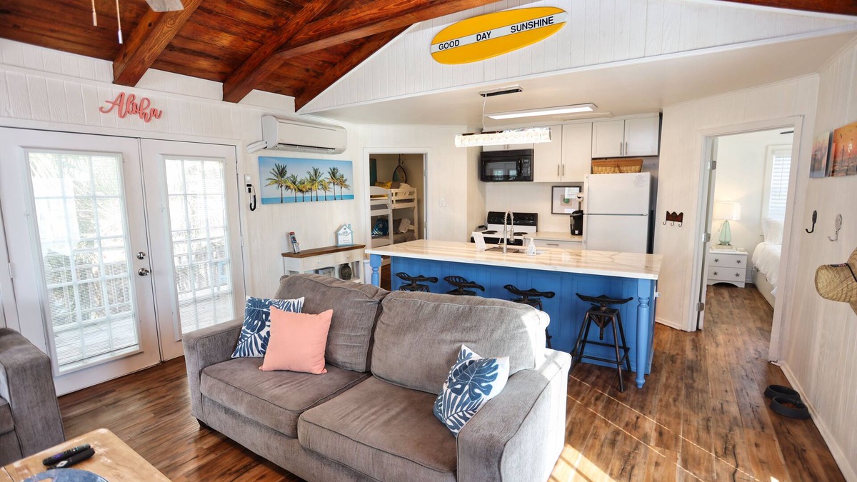 Galveston House | Cozy Beach House- 3 Minute Walk to Sunny Beach