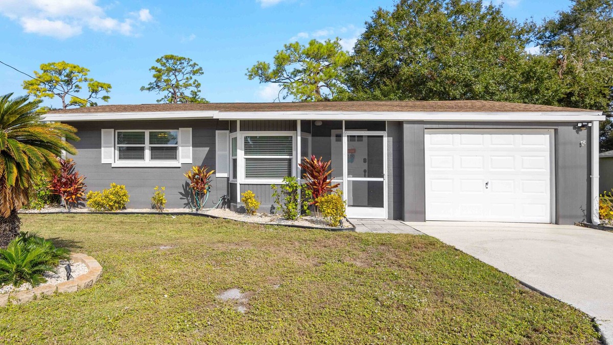 Gulf Gate Estates House | Cozy beach house: 8 minutes to your ultimate tropical getaway in Sarasota! 🌴☀️