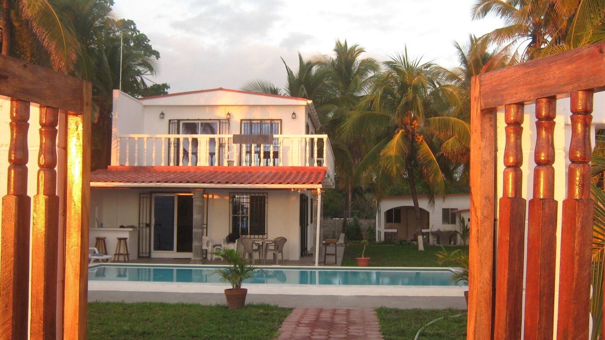 San Luis Talpa House | Cozy Beach House in front of the ocean with a private outdoor pool!