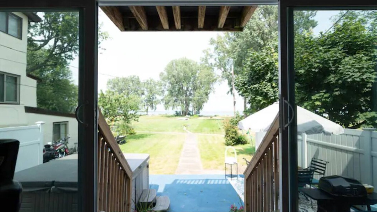 West Irondequoit House | Cozy beach house