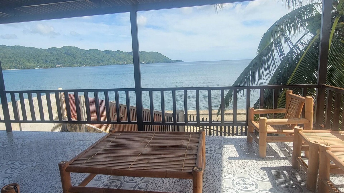 Guindulman House | Cozy beach house with a view