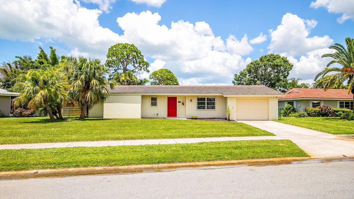 Gulf Gate Woods House | Cozy beach house with pool near Siesta Key Beach