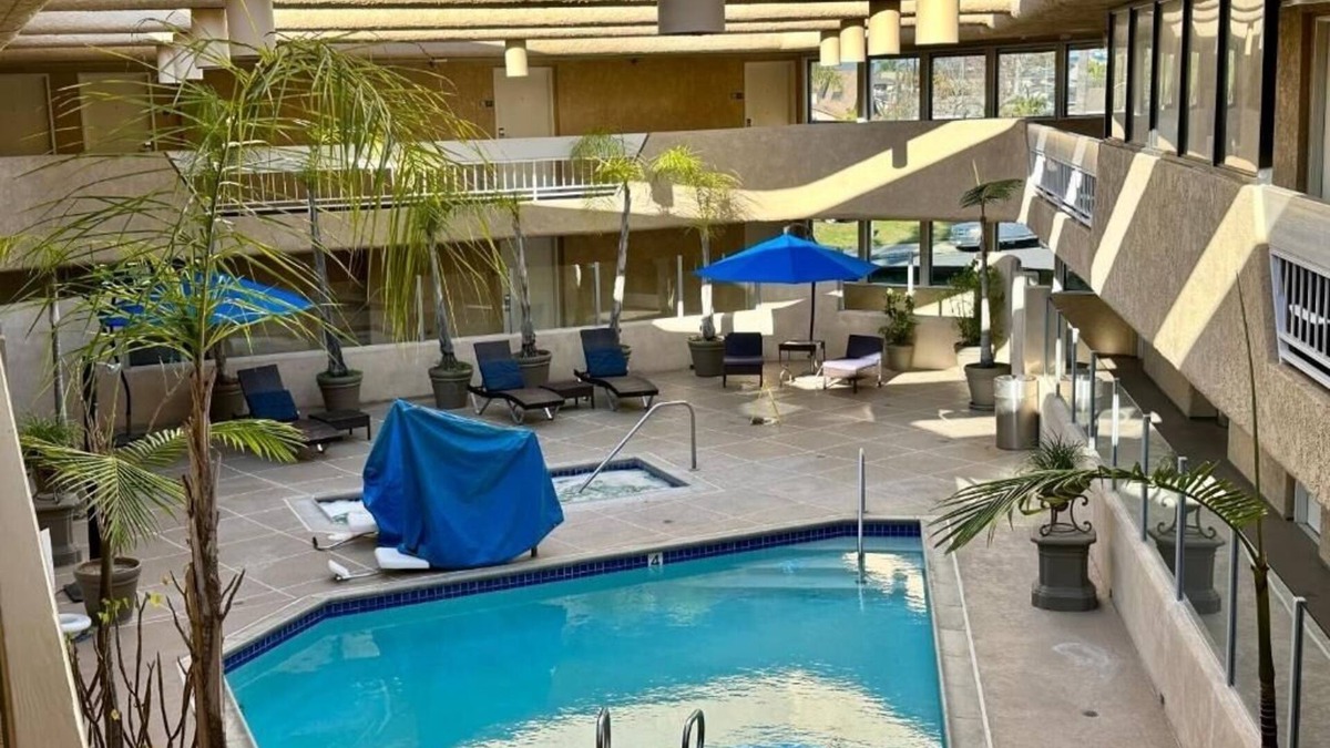 Old Towne Hotel | Cozy Beach Retreat Ideal for Families and Pet Owners
