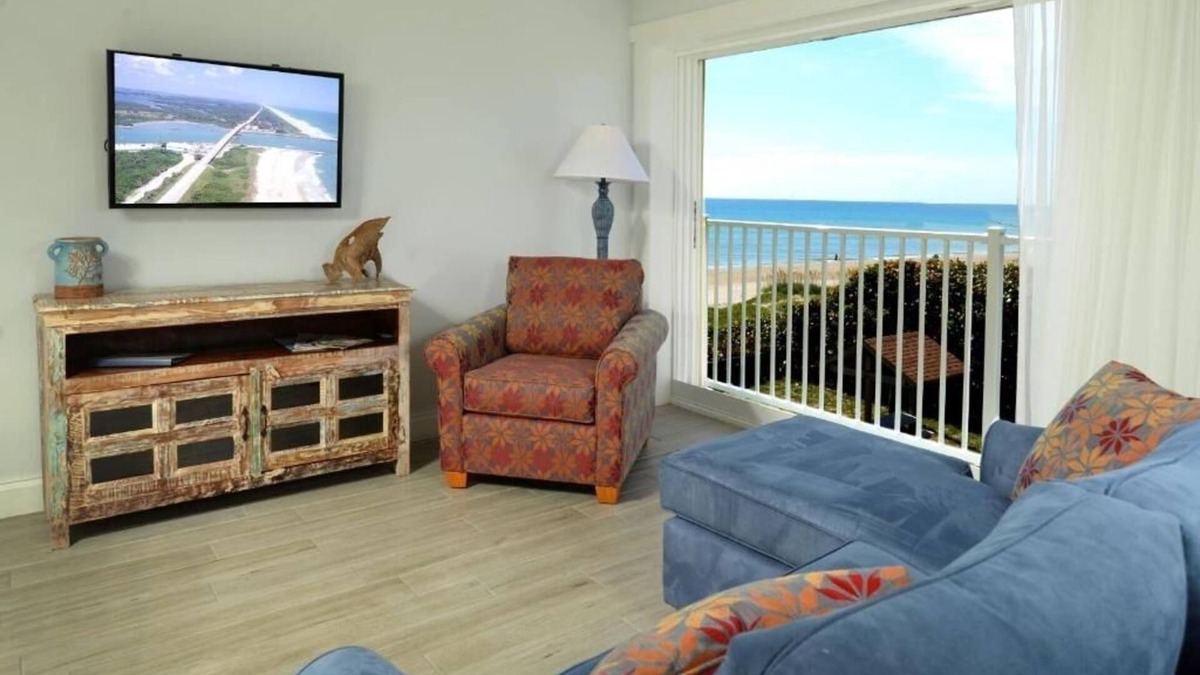 Indialantic By The Sea Resort | Cozy Beach Retreat | Couple Room w/Partial Ocean View & Pool Access