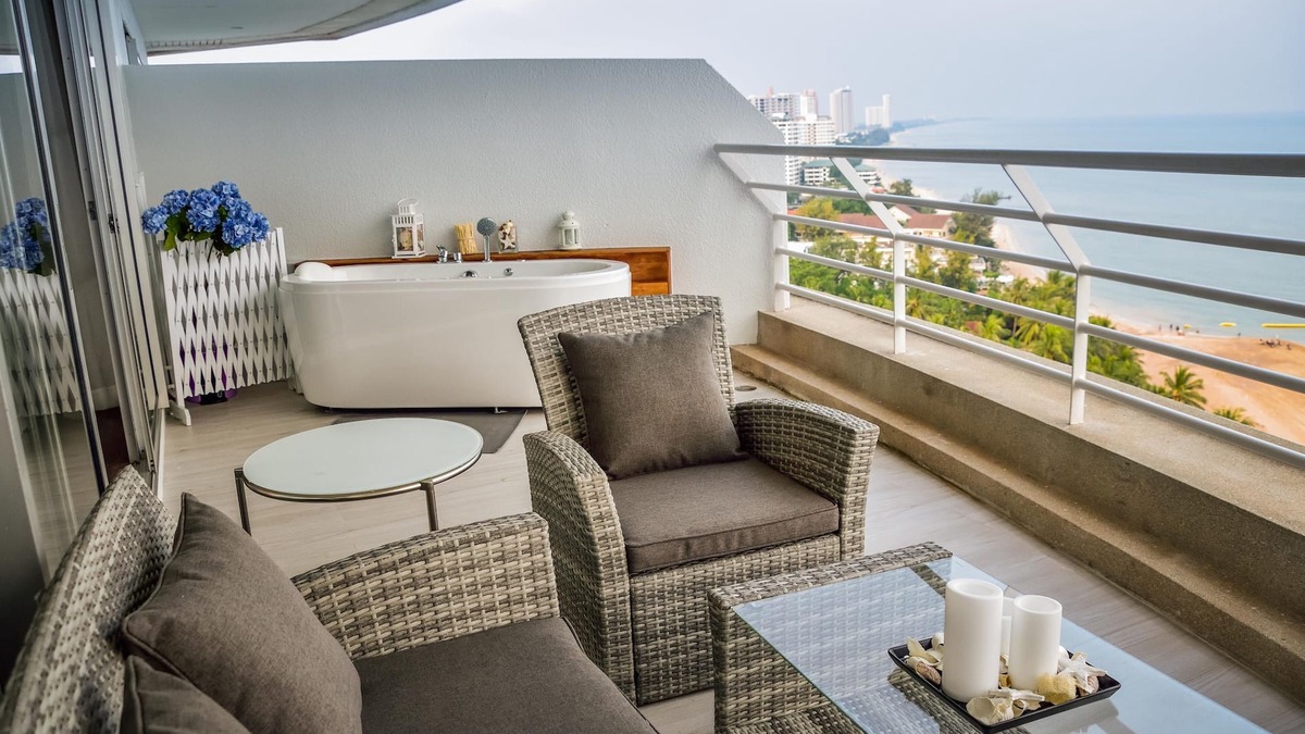 Cha-am Condo | Cozy Beachfront Condo With Jacuzzi On Balcony