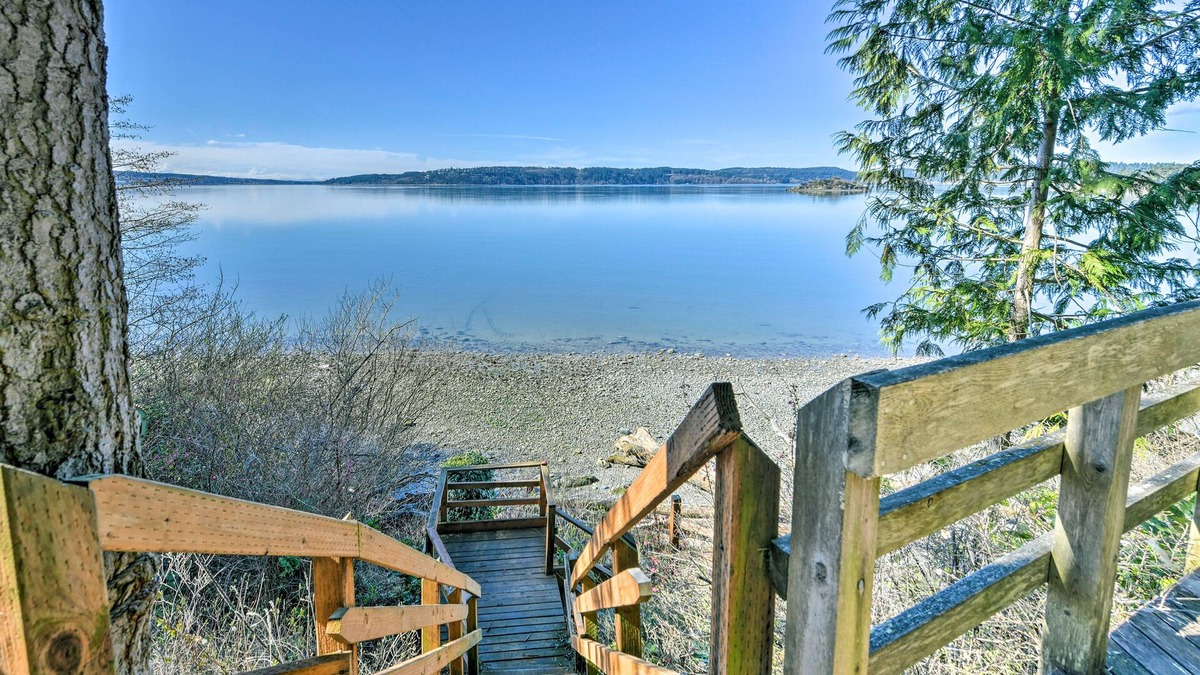 La Conner House | Cozy Beachouse: View & Deck, Steps from Skagit Bay