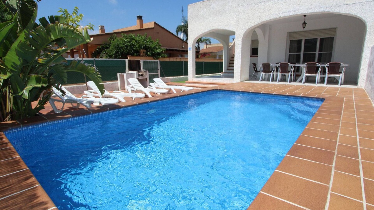 Riumar House | Cozy Beachside Home: Private Pool, Pet-Friendly, WiFi, A/C Option, Near Dog Beach