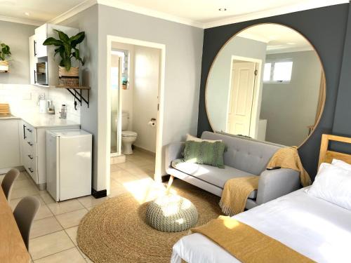 Redhill Apartment | Cozy Beachside Studio Apartment on Surfers Corner