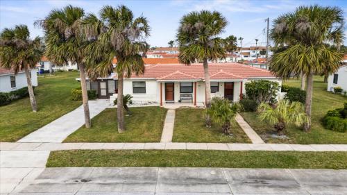 Ellinor Heights House | Cozy Beachside Villa Getaway
