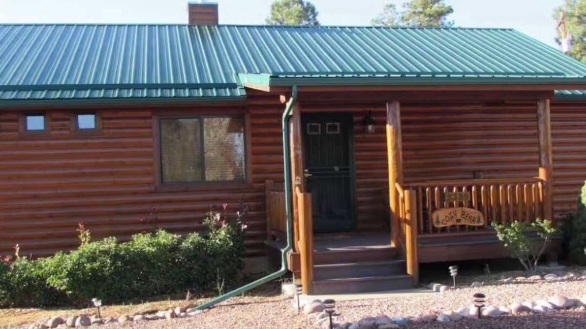Heber Cabin | Cozy Bear Cabin in Bison Ranch. Near Mongollon Rim. With a relaxing hot tub.