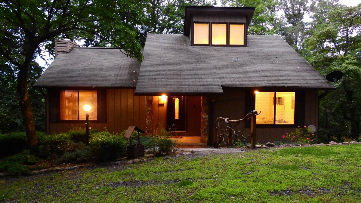 Qualla House | Cozy Bear Lodge on top of Casey's Mountain! - Great Location!