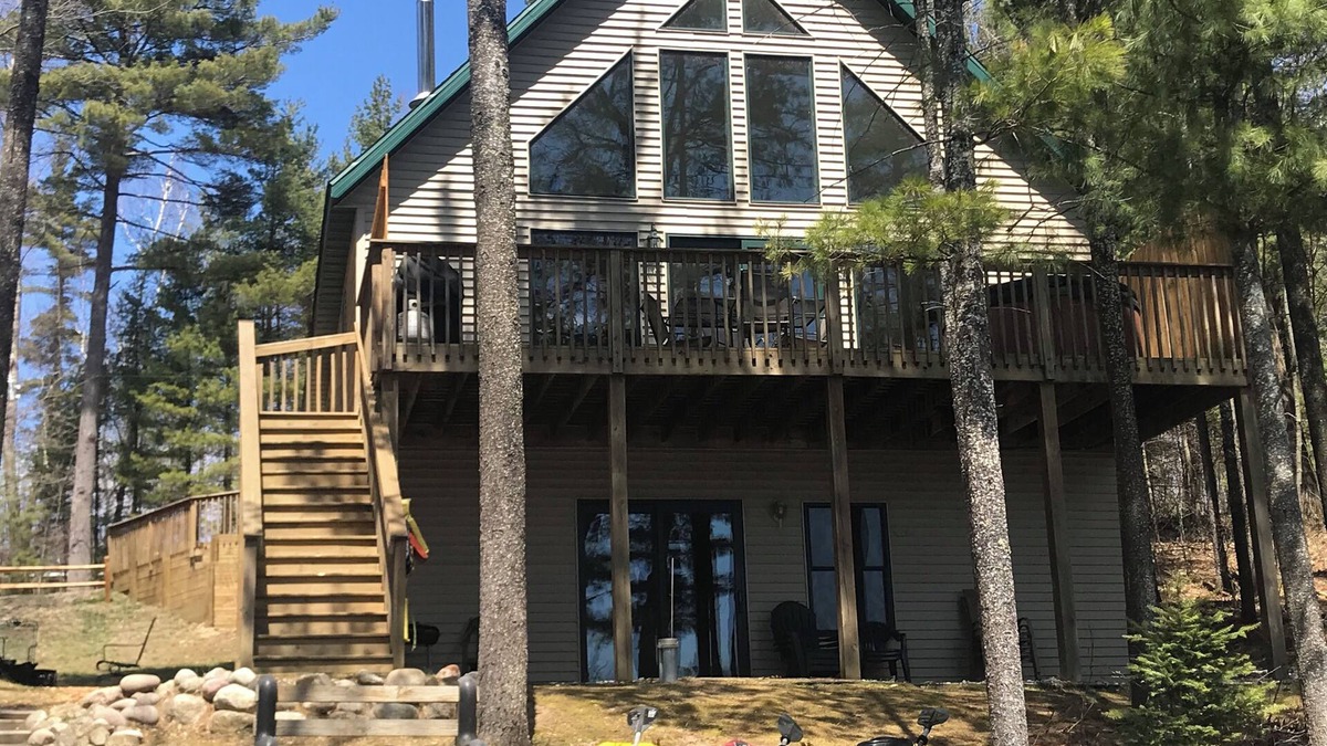 Lake Arrowhead Ski Chalet | Cozy Bear's Den Chalet w/Hot Tub & Fire-pit close to Hiking Skiing Snowmobiling!