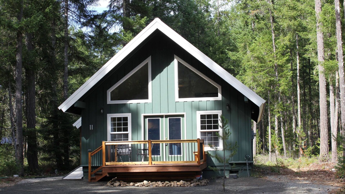 Hoodsport House | Cozy Bears Den Cabin just off Lake Kokanee