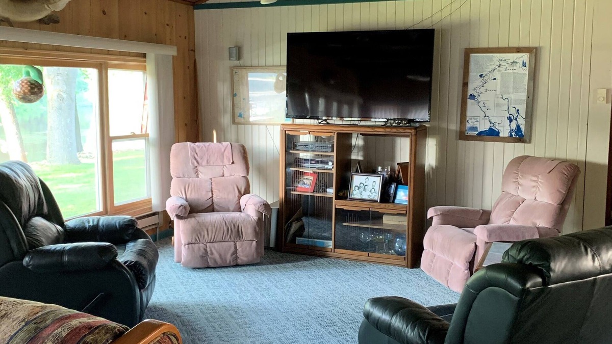 New London Cottage | Cozy beautiful cottage on the Wolf River located 5 miles New London