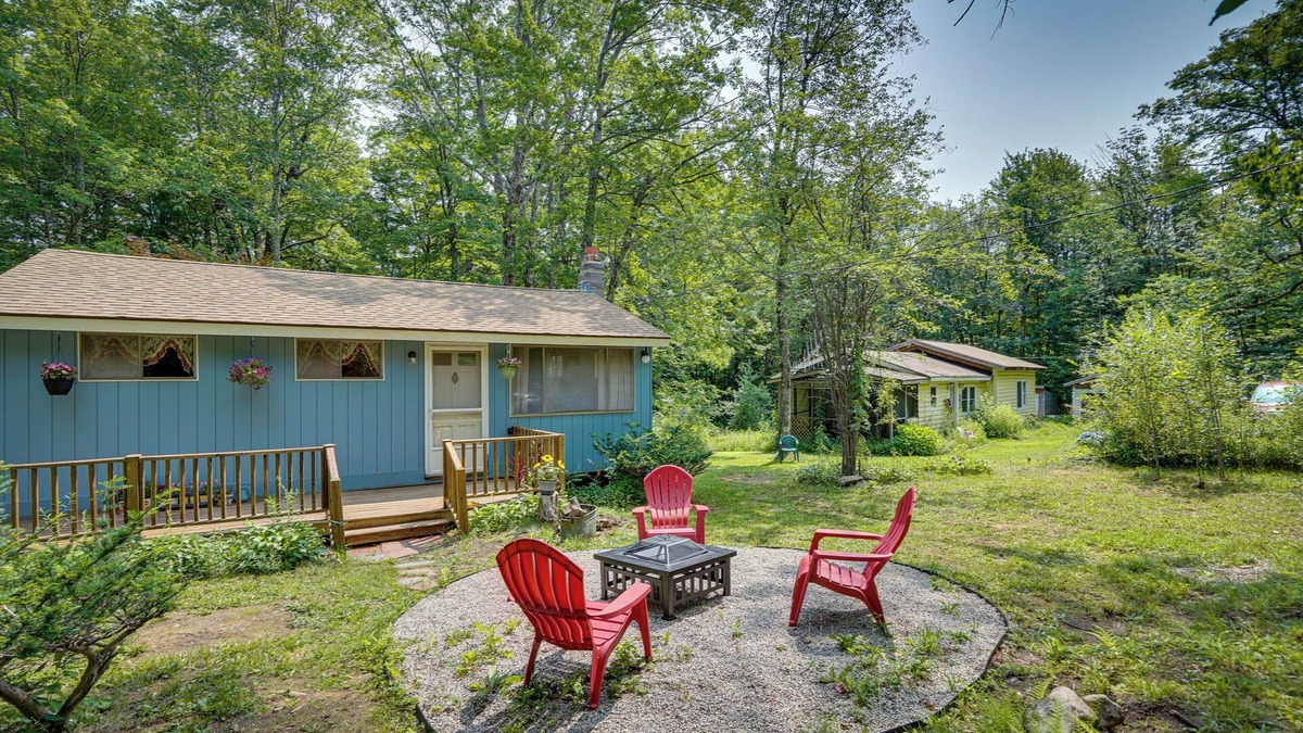 Sherwood Forest Cottage | Cozy Becket Cottage Escape w/Lake Access!