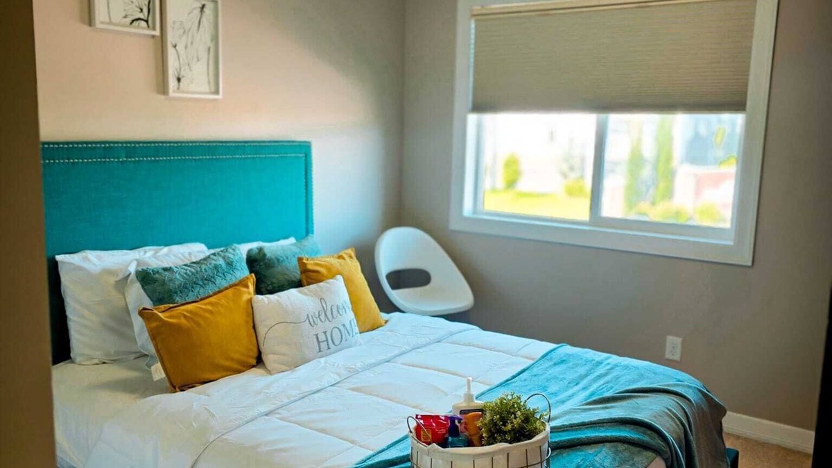 New Brighton House | Cozy bedroom in a townhouse in Copperfield Calgary