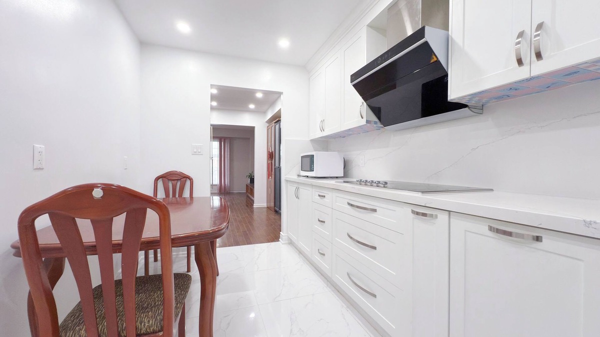 L'Amoreaux House | Cozy Bedroom Shared Bathroom near Finch Birchmount & Kennedy