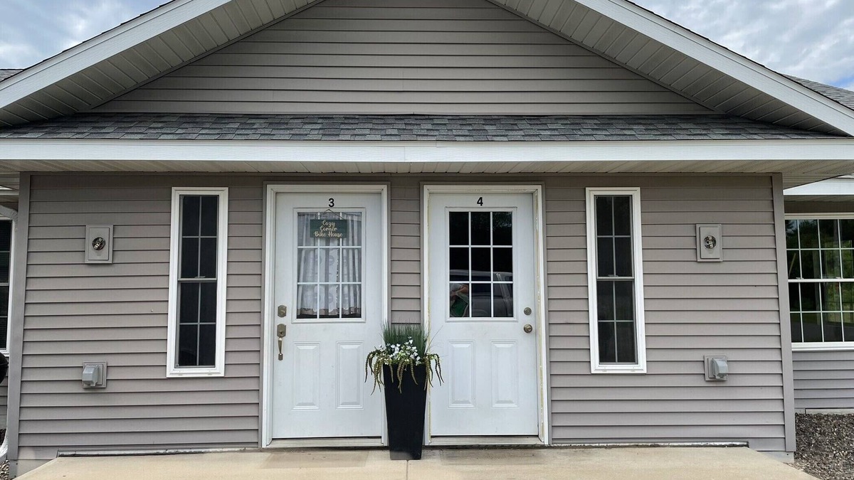 Crosby House | Cozy Bike House next to C-I Loop bike, snowmobile trail. In the Center of It all