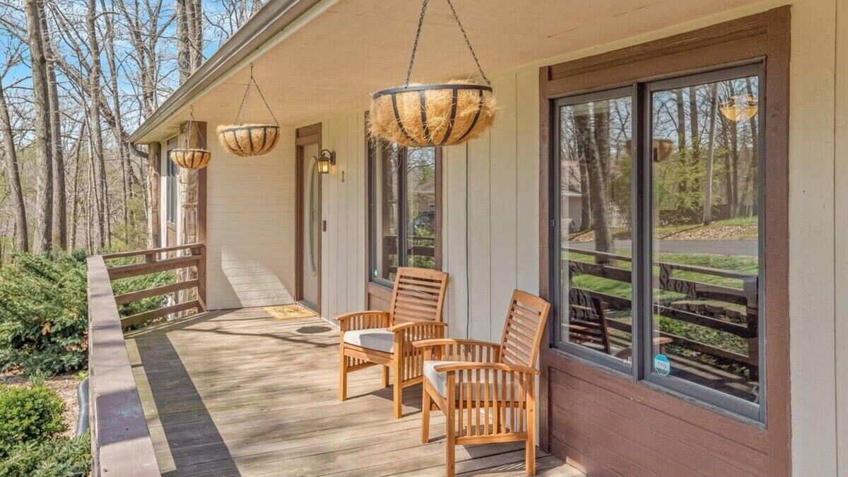 Bella Vista House | Cozy Bike‑In/Out Retreat | Fire Pit, King Bed & Pet‑Friendly