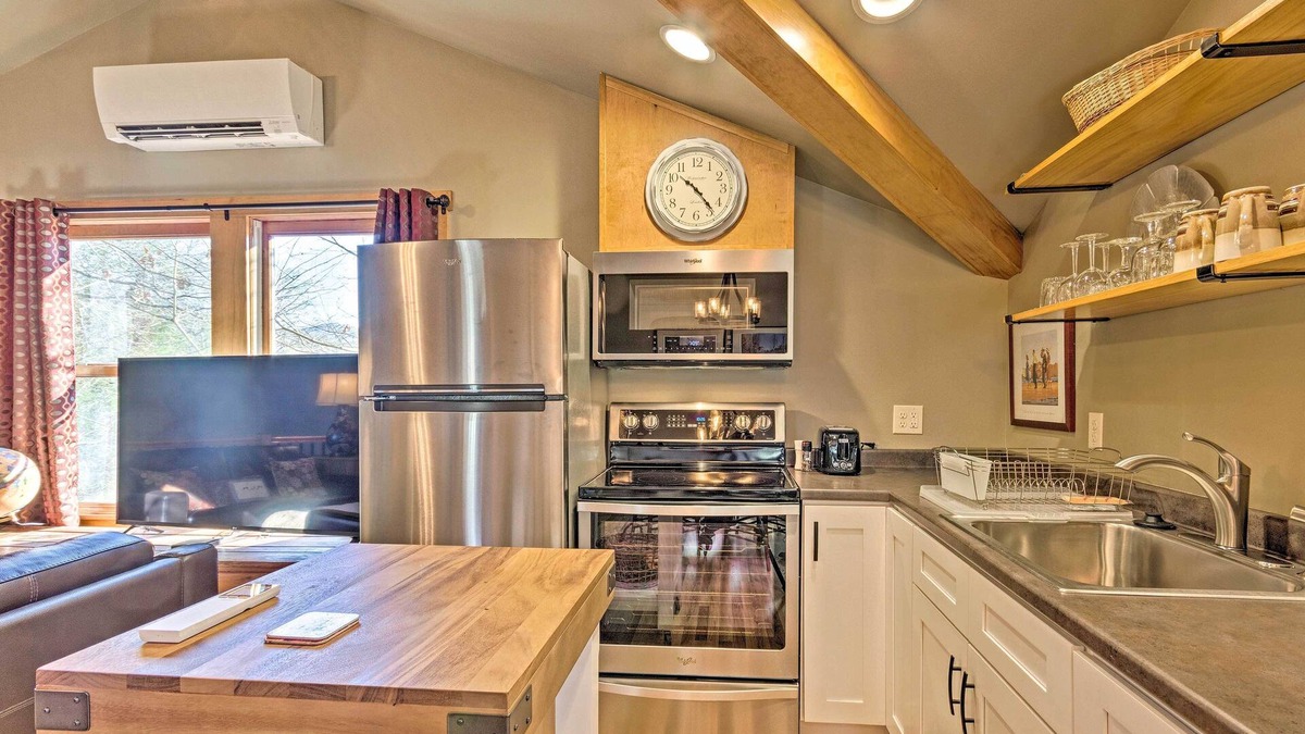 Black Mountain Apartment | Cozy Black Mountain Escape: Walk to Golf & Lake!