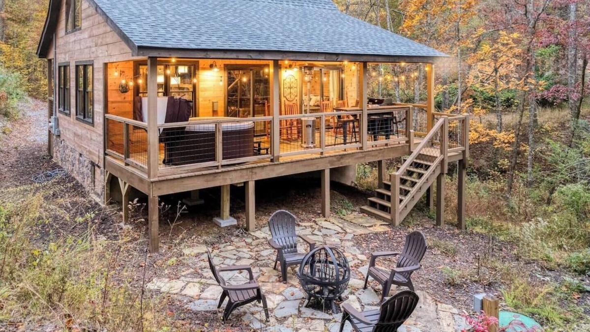 Foxfire Estates Cabin | Cozy Blue Ridge Cabin: Hot Tub, Firepit, and More!