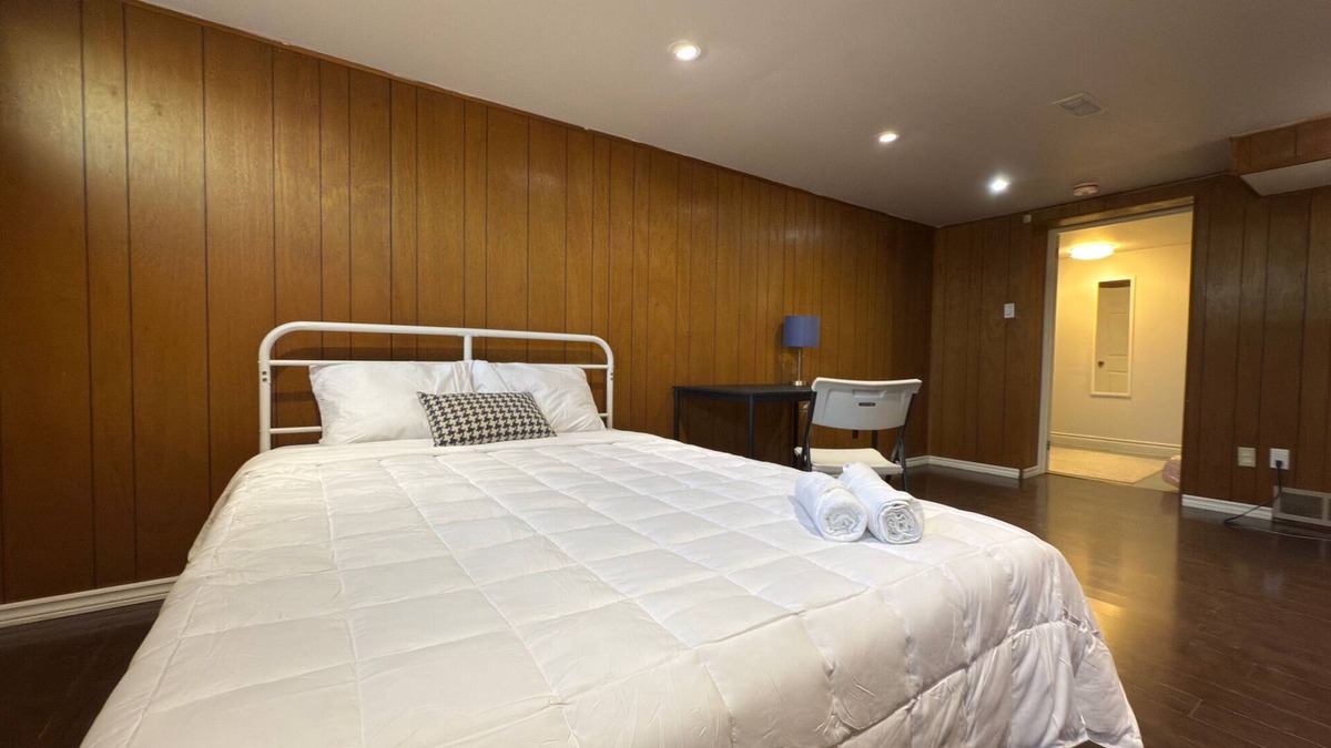 Bridlewood House | Cozy BMST bedroom with private bathroom near Sheppard 401 and Birchmount#4