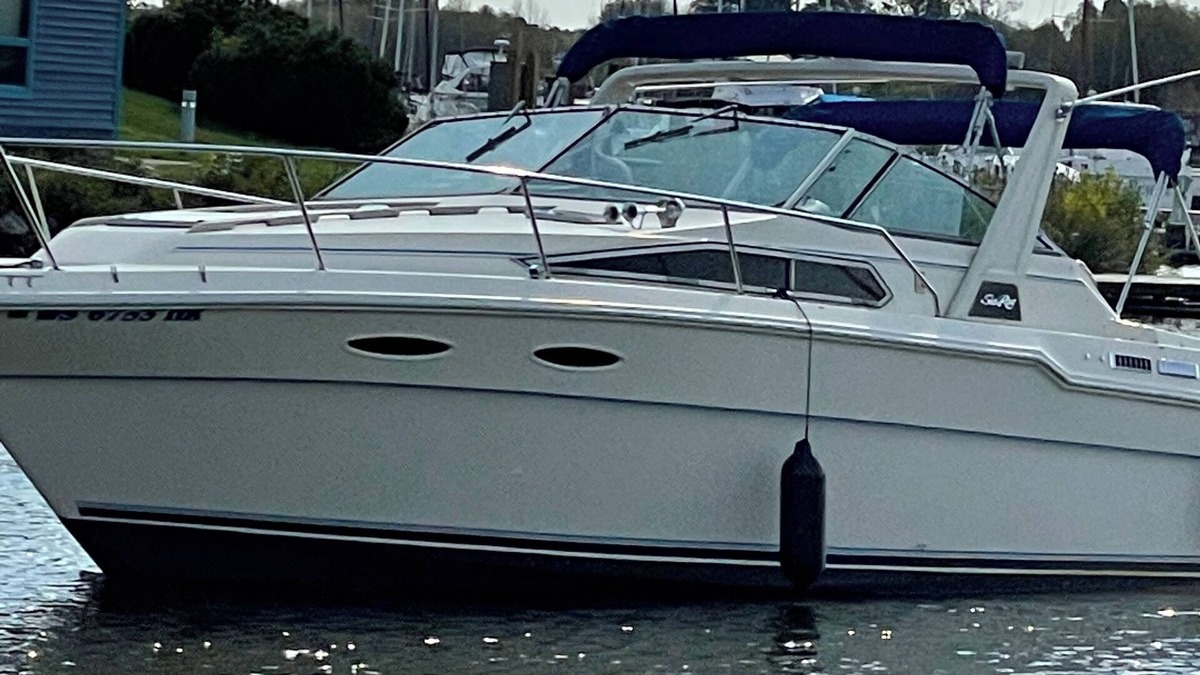 Riverside Boat Rental | Cozy boat in Marina at the base of Spirit Mountain in west Duluth.