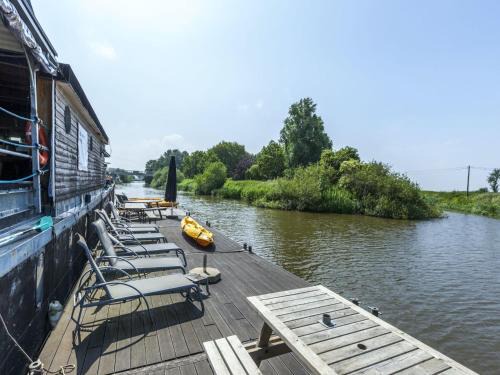 Merkem Boat Rental | Cozy Boat in Merkem near Lake