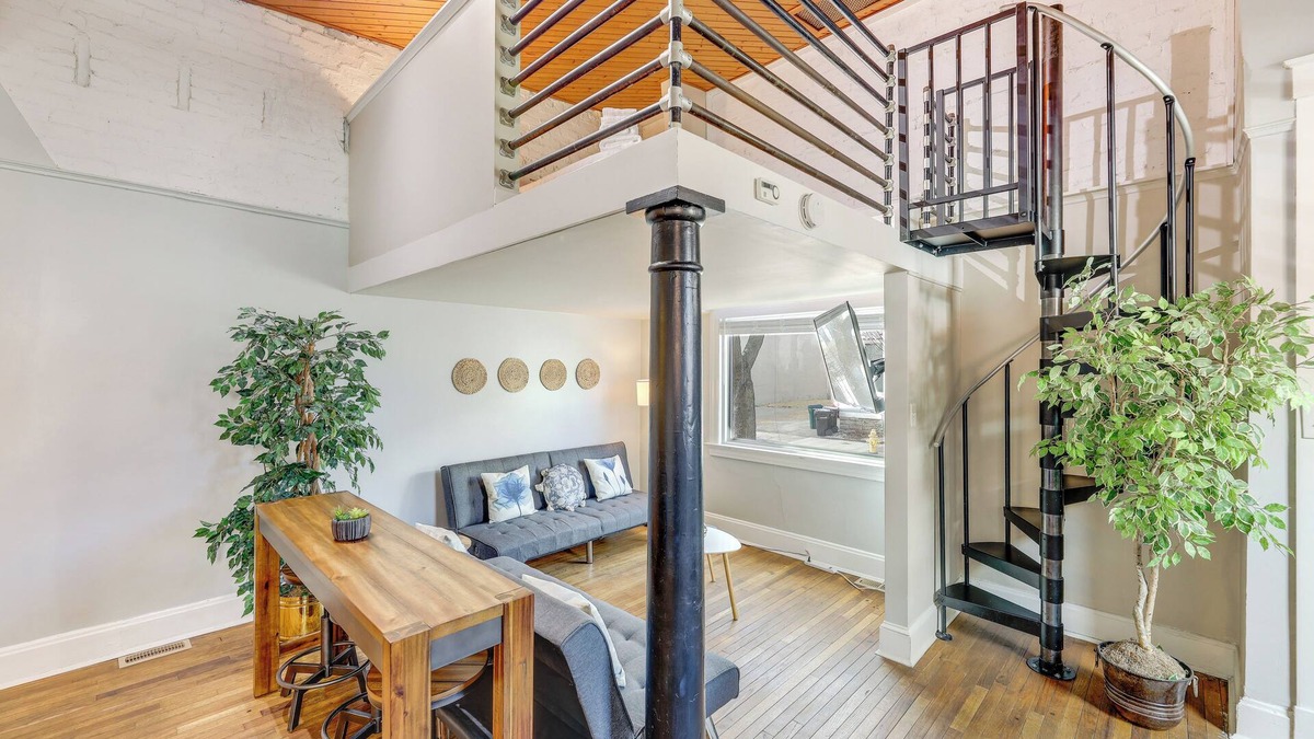 Clifton Heights House | Cozy Boho-Chic Loft ~ 2 Mi to Downtown Cincinnati